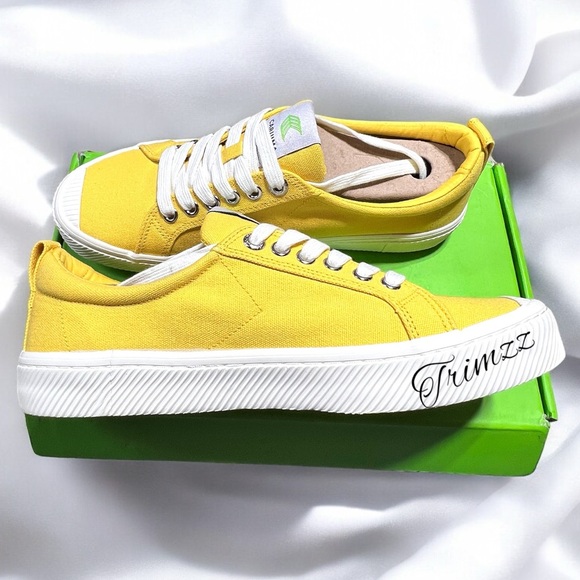 CARIUMA Size 8M/9.5W……..Yellow Lace up Low Top Sneakers. New with Box - Picture 2 of 7